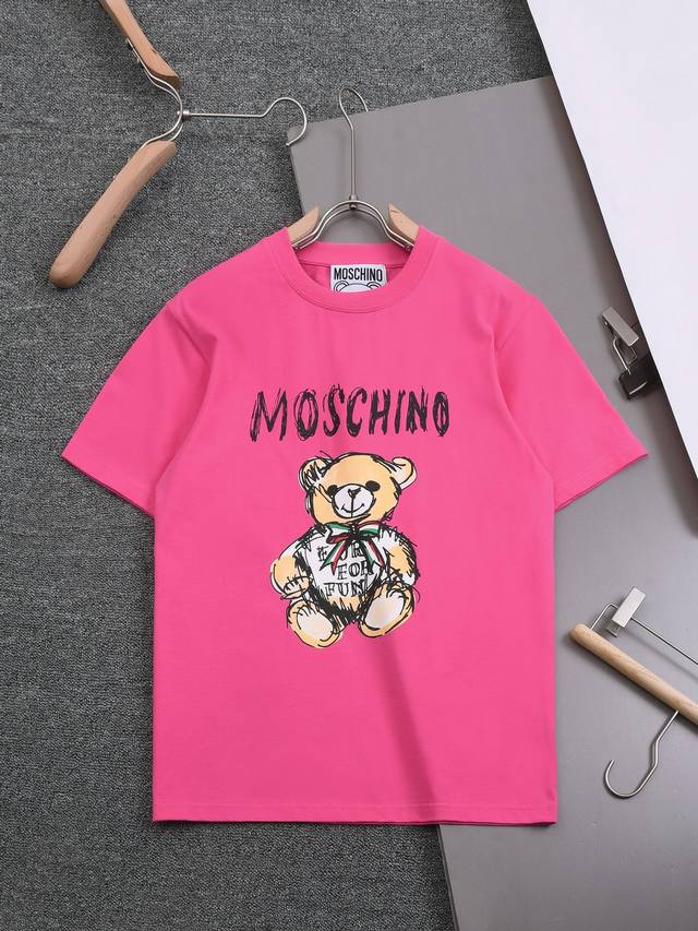 新款上架 款号：Yy-38017 Moschino新款熊印花t恤，简约时尚精致，色彩搭配舒适， 定织定染纯棉洗水面料. 克重左右，亲肤细腻柔软， 男女同款 颜色