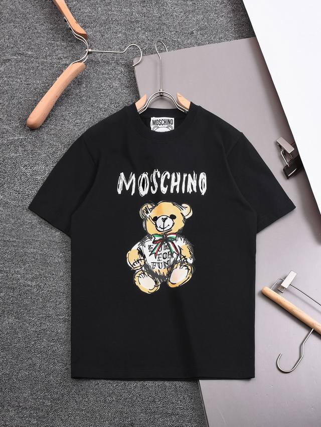 新款上架 款号：Yy-38017 Moschino新款熊印花t恤，简约时尚精致，色彩搭配舒适， 定织定染纯棉洗水面料. 克重左右，亲肤细腻柔软， 男女同款 颜色