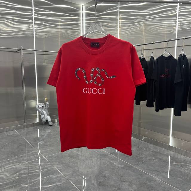 Gucc 2025秋冬新款 印花圆领320G短袖tee 实物很棒男女同款宽松版 尺码s M L Xl Xxl 五个码 黑色 白色 杏色 红色