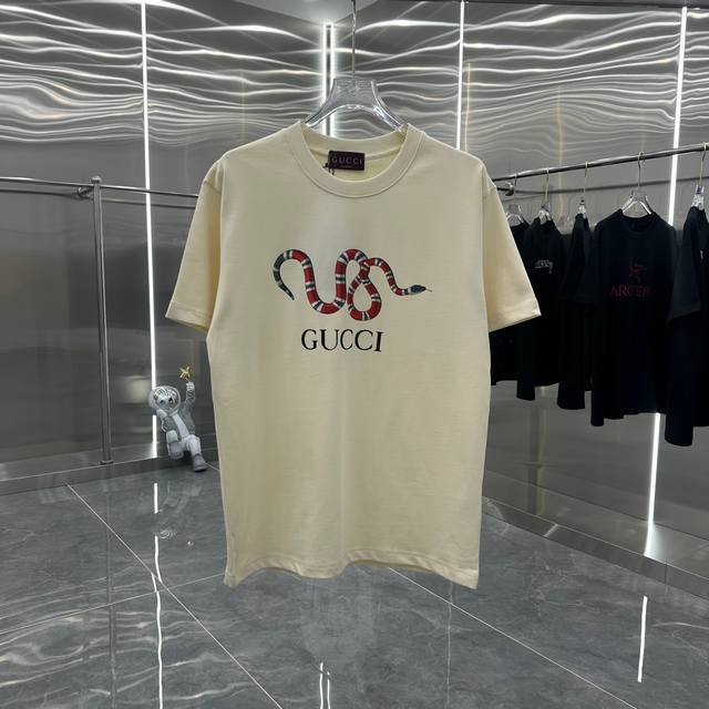 Gucc 2025秋冬新款 印花圆领320G短袖tee 实物很棒男女同款宽松版 尺码s M L Xl Xxl 五个码 黑色 白色 杏色 红色