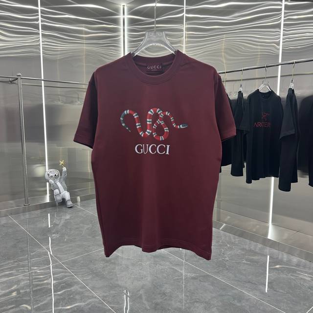 Gucc 2025秋冬新款 印花圆领320G短袖tee 实物很棒男女同款宽松版 尺码s M L Xl Xxl 五个码 黑色 白色 杏色 红色