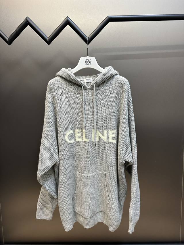 Celine 赛琳连帽针织毛衣 面料采用定制膨体羊毛绒，釆用激光绣花工艺做字母绣花，字母材料采用羊毛超纤定位激光绣花，位置更为准确，牢固结实。定织定染全棉纹理圆