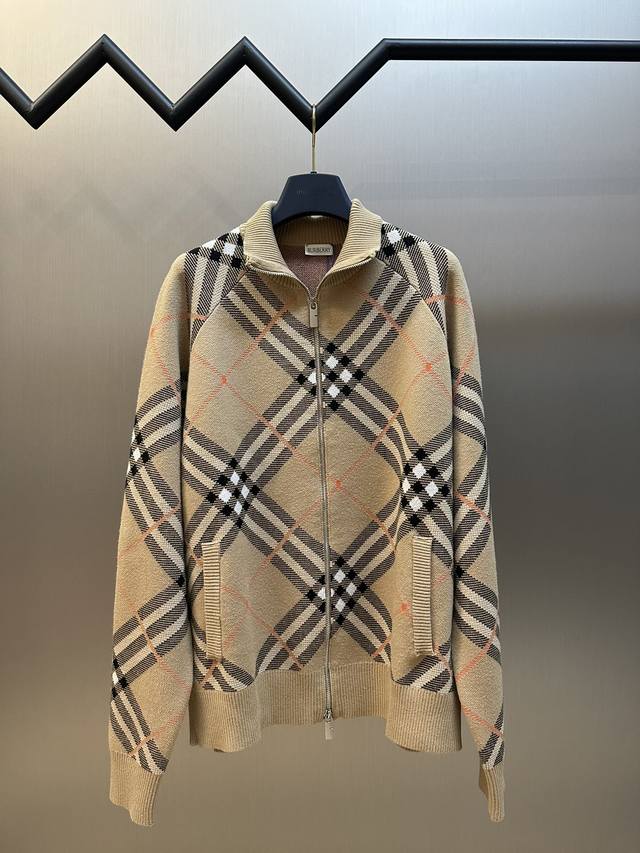 Burberry 经典格纹羊绒毛衣 采用羊毛与马海毛的混纺面料，结合了羊毛的保暖性和透气性，以及马海毛的柔软光泽和弹性，使得夹克既舒适又时尚。经典的博柏利格纹图