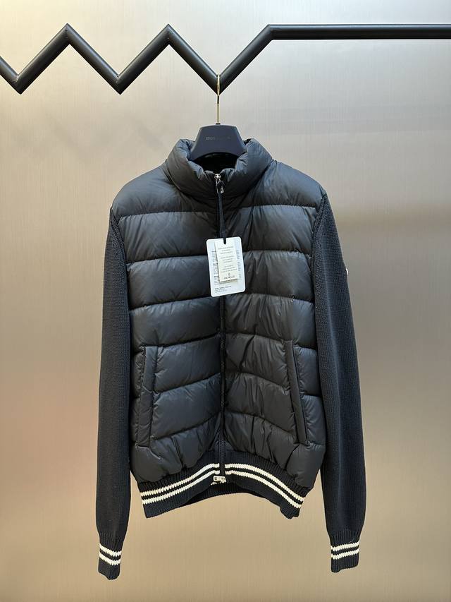 Moncler 毛织拼接羽绒服 毛衣与羽绒服的拼接设计，既保留了羽绒服的保暖性能，又融入了毛衣的时尚元素，使服装整体既实用又时尚。 以高质量白鹅绒填充著称，保暖