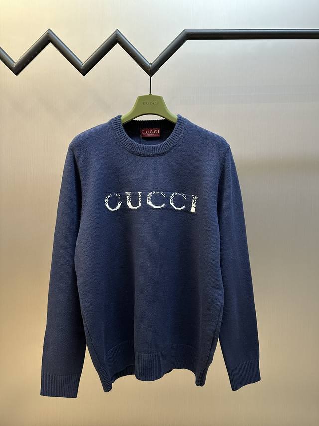 Gucci 消散g圆领毛衣 对色定染混纺羊毛纱线，采用7S细针搭配对色定染混纺羊毛。混纺羊毛毛料由羊毛与绵羊毛混纺制成纱线，通常具有保暖、柔软和舒适的特点。 消