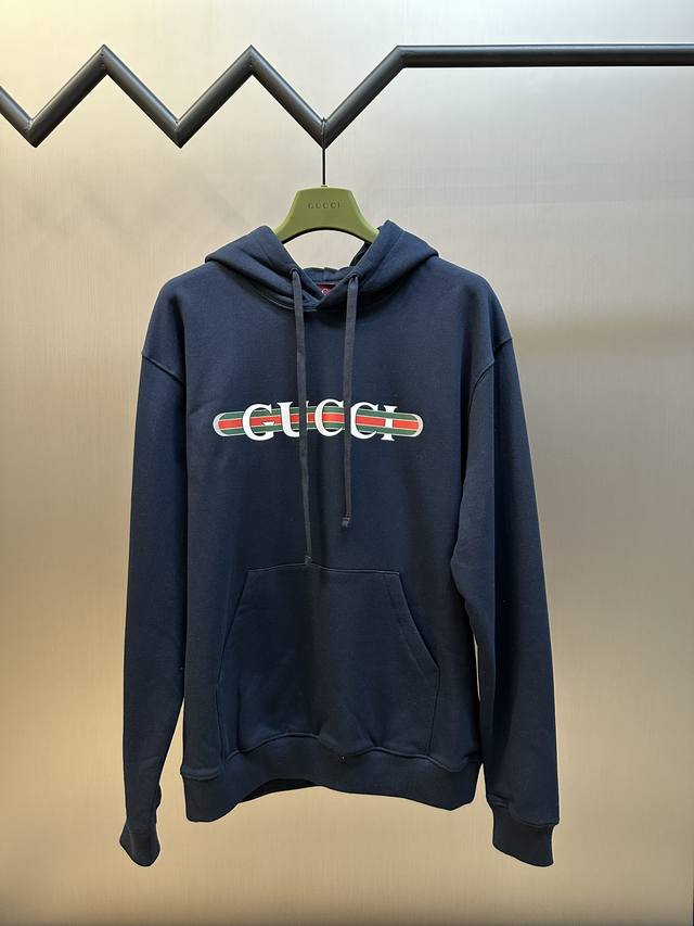 Gucci 白g红条连帽卫衣 海军蓝毛毡针织棉，面料采用26S双纱+10S鱼鳞底纱，克重380G。 经典gu织带印花横条织带搭配空心字母元素，点缀胸前位置。对版