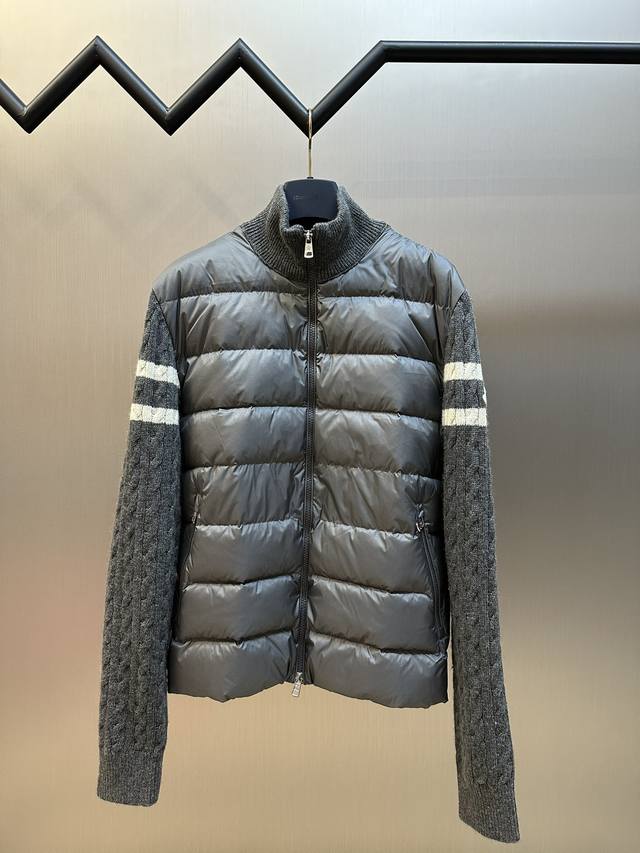 Moncler 毛织拼接羽绒服 毛衣与羽绒服的拼接设计，既保留了羽绒服的保暖性能，又融入了毛衣的时尚元素，使服装整体既实用又时尚。 以高质量白鹅绒填充著称，保暖