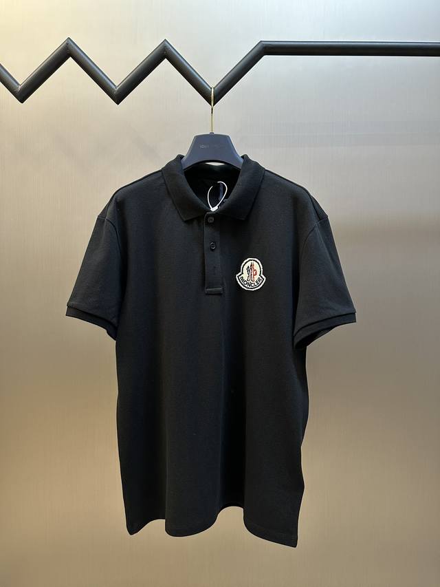 Moncler 像素标识polo衫 定制珠地纯棉缎，呼吸的空气棉，以贴片形式将标识重新演绎为像素格效果，电脑画样缝纫机工艺，通过电脑软件输入所需的图案，高精度的