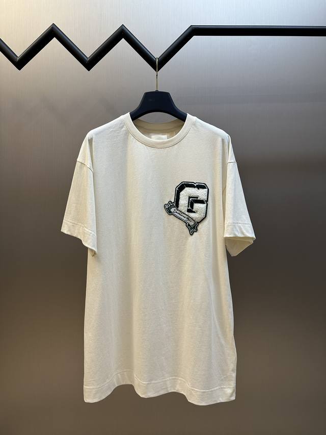 Givenchy College 章仔短袖 定制米色高级丝光棉，饰以纪梵希大写“G”点缀正面，米色呈现温柔雅致。 采用毛巾绣工艺，一种传统手工刺绣技术，采用针法