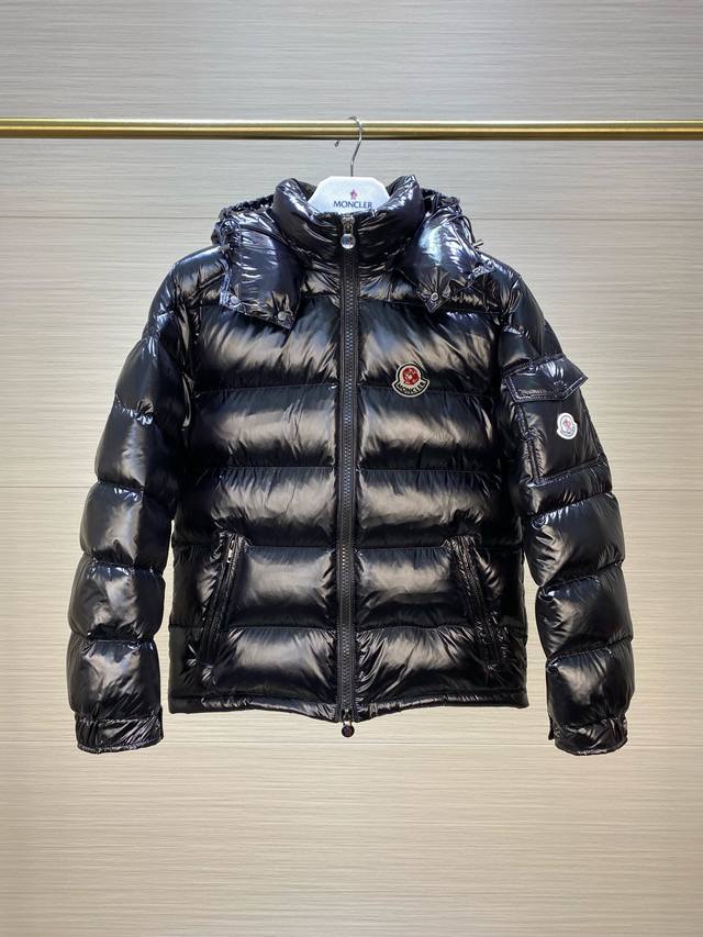 Moncler 蒙口玛雅羽绒服：颜色 米白，黑色 尺码：M. L. Xl. Xxl.3Xl 羽绒：采用新欧标90纯白鹅绒填充，蓬松度高，回弹性好，不跑绒，透绒，