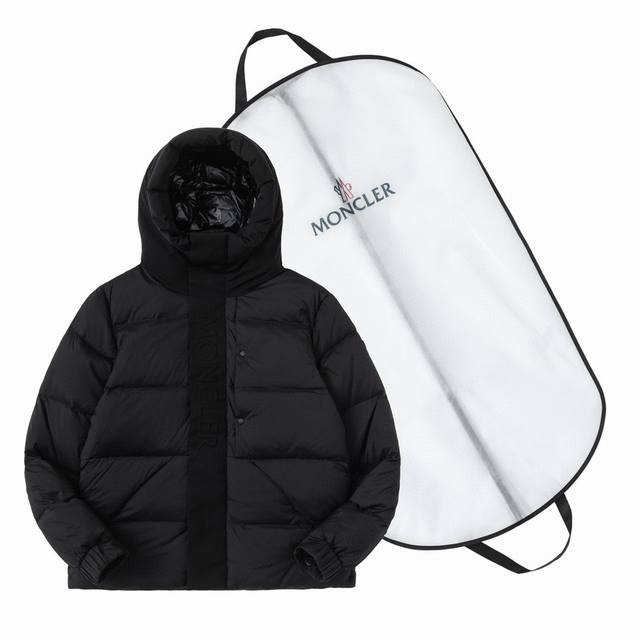 配防尘袋 Moncler 蒙口22Fw黑武士门禁立体浮雕压花字母羽绒服 秋冬新款madeira. 黑武士 围脖连帽中長羽绒服 官网一衣难求 95%鵝絨填充 Ma