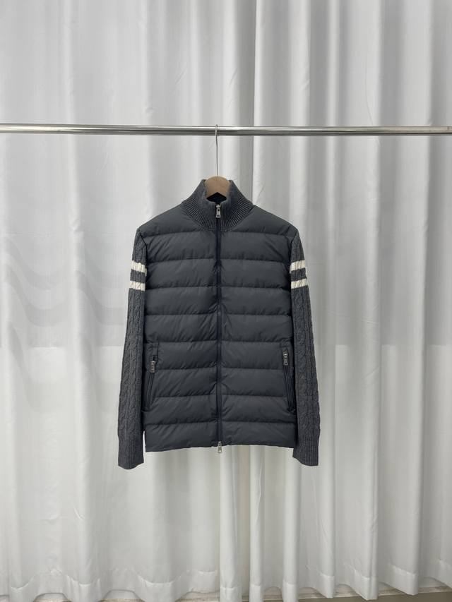 Moncler 蒙口2024秋冬新款羊毛针织拼接羽绒服男女款薄款立领时尚夹克外套 Size: M L Xl Xxl 3Xl 黑色 灰色 这款开衫采用羊毛和羊绒面