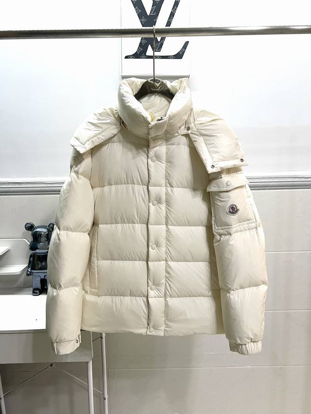 款号r130 Mon蒙口 24款 Moncler Vezere系列 雾面男女同款羽绒服 不是玛雅也不是70周年，是蒙口全新vezere全新系列羽绒服 日前，Mo