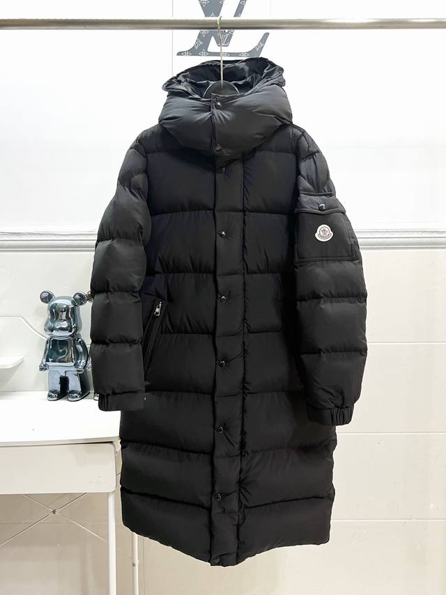 款号r110 Mon蒙口 Moncler 23Ss Hanoverian 长款雾面男士羽绒服外套 这款hanoverian男士长款羽绒夹克集moncler经典美