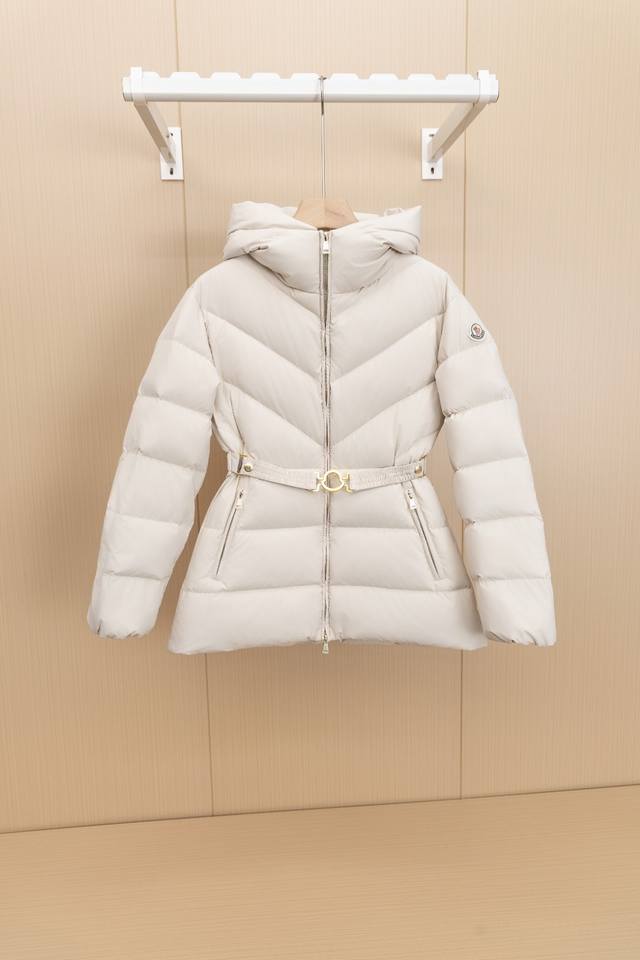 挂拍图 顶级版本 Moncler 蒙口2024新品上架连帽腰带羽绒服 定制yb进口防风防水尼龙材质白鹅绒填充内里整件轻盈保暖采用长方条状和v形两种压纹绗缝时髦高