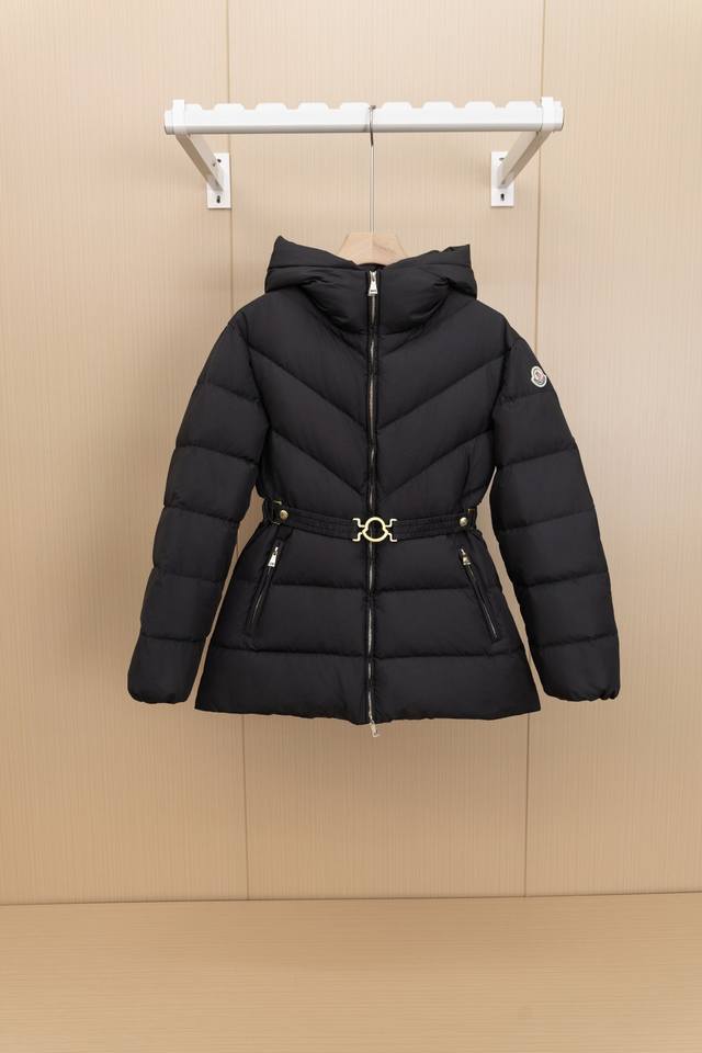 挂拍图 顶级版本 Moncler 蒙口2024新品上架连帽腰带羽绒服 定制yb进口防风防水尼龙材质白鹅绒填充内里整件轻盈保暖采用长方条状和v形两种压纹绗缝时髦高