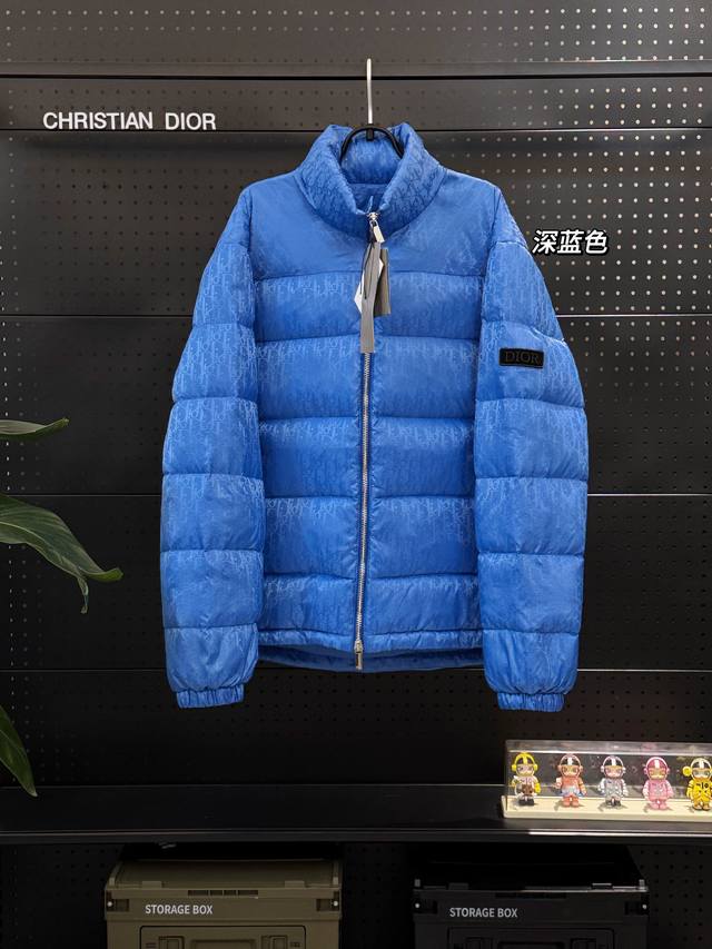 电光蓝 顶级品质 六色齐发 羽绒上新 Dior 23Fw Oblique暗纹老花立领羽绒外套，专柜同款，一路都大火老花羽绒服来啦～ 这是一款超复杂工艺的羽绒外套