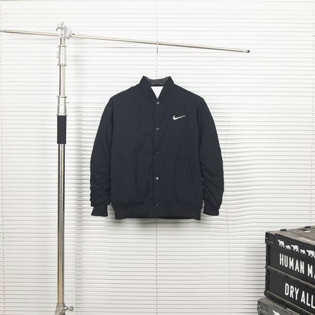 款号：1Z58 Stussy X Nike 联名刺绣双面飞行夹克棉服夹棉刺绣棒球服外套 爆火断货王，联名最后的热度，这次联名最好看的就是这个夹克了，时尚是轮回，