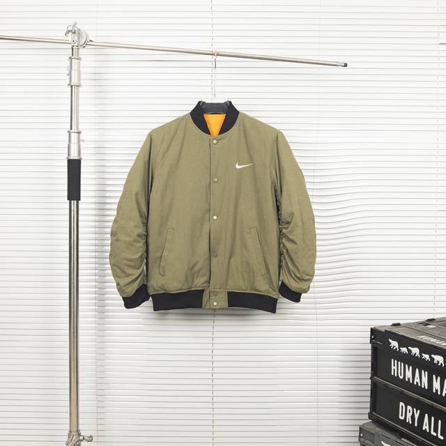 款号：1Z58 Stussy X Nike 联名刺绣双面飞行夹克棉服夹棉刺绣棒球服外套 爆火断货王，联名最后的热度，这次联名最好看的就是这个夹克了，时尚是轮回，