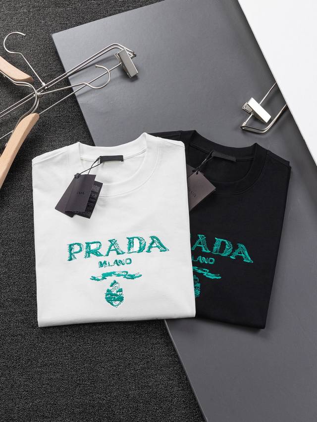 Prad*微宽版型s-Xl 普拉达 25Ss新款胸前经典立体字母logo刺绣款短袖t恤，这款t恤融运动风极简主义设计和精美细节于一身。拼接了进口家独家布料，前胸