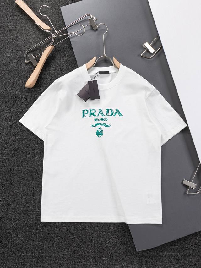 Prad*微宽版型s-Xl 普拉达 25Ss新款胸前经典立体字母logo刺绣款短袖t恤，这款t恤融运动风极简主义设计和精美细节于一身。拼接了进口家独家布料，前胸