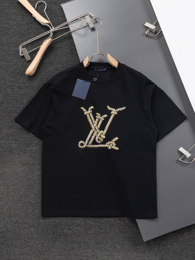 Lv 25Ss新品 经典麻绳字母刺绣logo 字母刺绣圆领短袖t恤，男女同款！官网同步，专柜纯棉面料！贴肤舒适，耐看又好穿，经典简约logo设计，原厂工艺一丝不