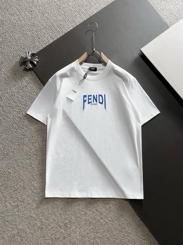 Fendi* D 原高版本 面料采用260克高密度纯棉 不变形 不缩水 工艺介绍： 早春走秀款 个性印花 男女同款 颜色：白色 Size：S-Xxl