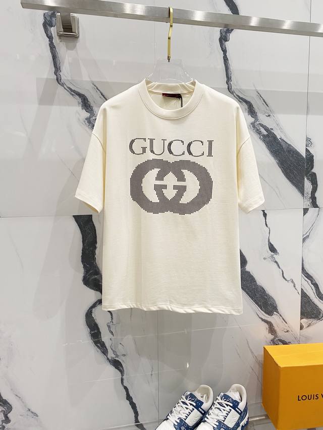 Gucci 古驰 260克纯棉圆领短袖t恤 双g波点数码字母logo印花标识 官方同步 高版本 高品质 时尚个性 百搭潮流 纯原品质 原版面料 吊牌 领标 水洗