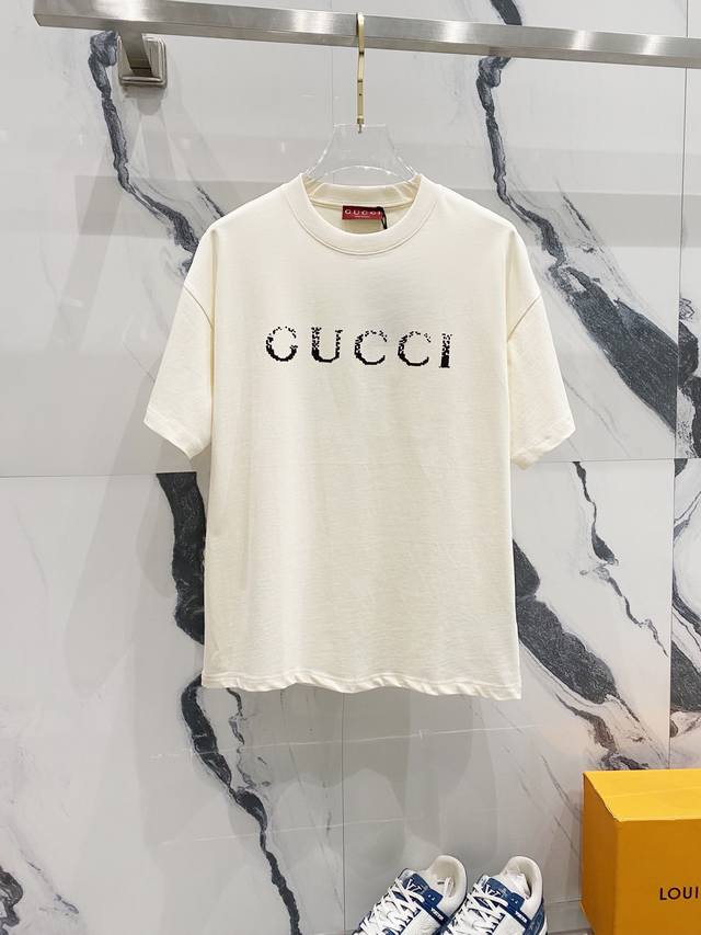 Gucci 古驰 260克纯棉圆领短袖t恤 渐变雪花字母logo印花工艺标识 官方同步 高版本 高品质 时尚个性 百搭潮流 纯原品质 原版面料 吊牌 领标 水洗