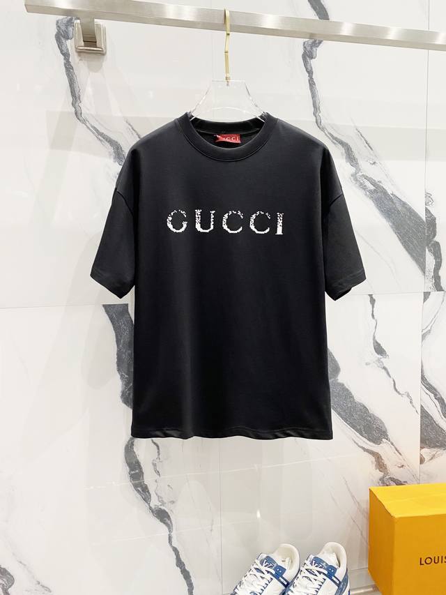 Gucci 古驰 260克纯棉圆领短袖t恤 渐变雪花字母logo印花工艺标识 官方同步 高版本 高品质 时尚个性 百搭潮流 纯原品质 原版面料 吊牌 领标 水洗