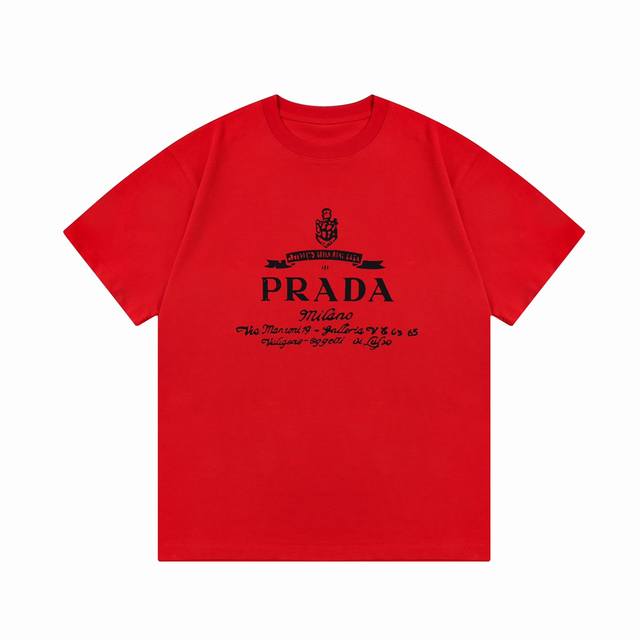 隔天到 Prada 普拉达 徽章字母 印花 Logo标识精致升级，灵感源自八十年代复古 原版面料 官方同款 短袖t恤 定制300克同缸染面料 手感非常舒服 春夏