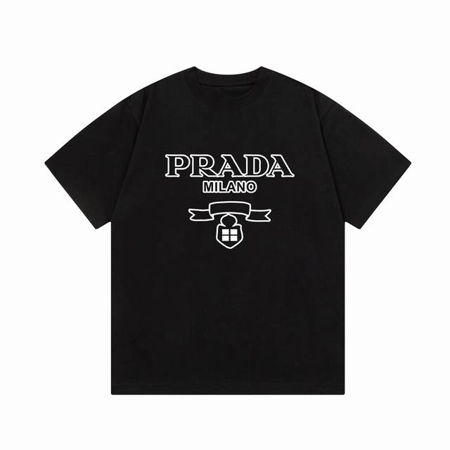 隔天到 Prada 普拉达 镂空设计字母 印花 Logo标识精致升级，灵感源自八十年代复古 原版面料 官方同款 短袖t恤 定制300克同缸染面料 手感非常舒服