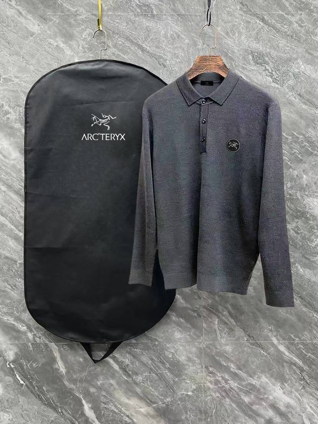 Arcteryx 始祖鸟2024最新款男士休闲polo翻领羊毛款毛衣。 质地细腻 柔软舒适 亲肤又保暖 不易变形，简约的高级感风格，胸口处的logo非常工艺精致