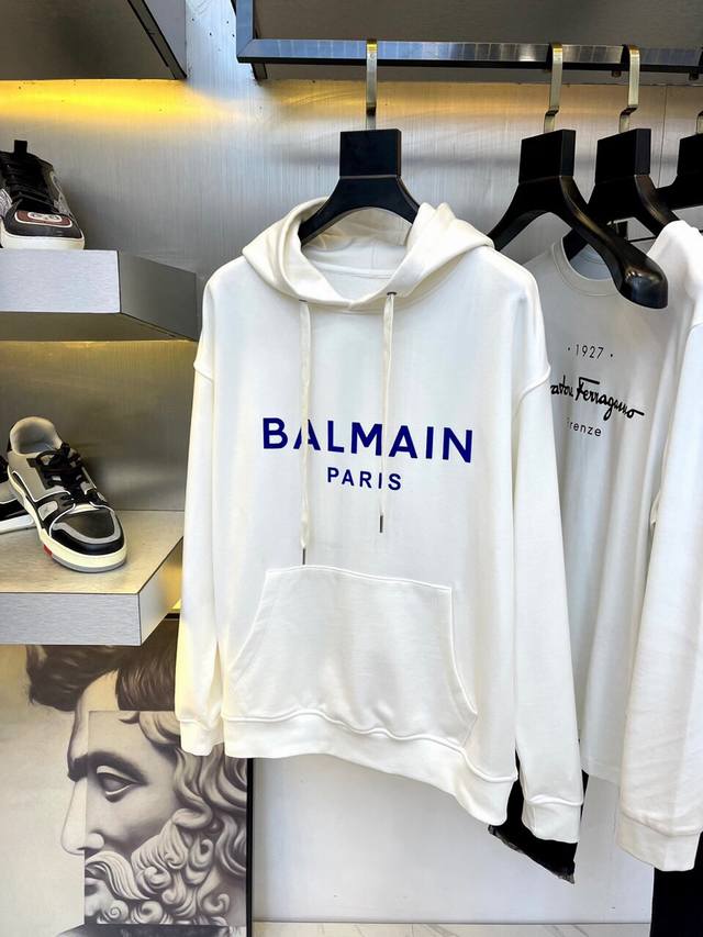 Balmain 巴尔曼 24Ss新款潮流经典卫衣，精致裁剪，高品质工艺！采用定织定染纯棉面料420克左右纯棉卫衣面料！图案进口数码印花工艺，耐穿耐洗久穿不变型，