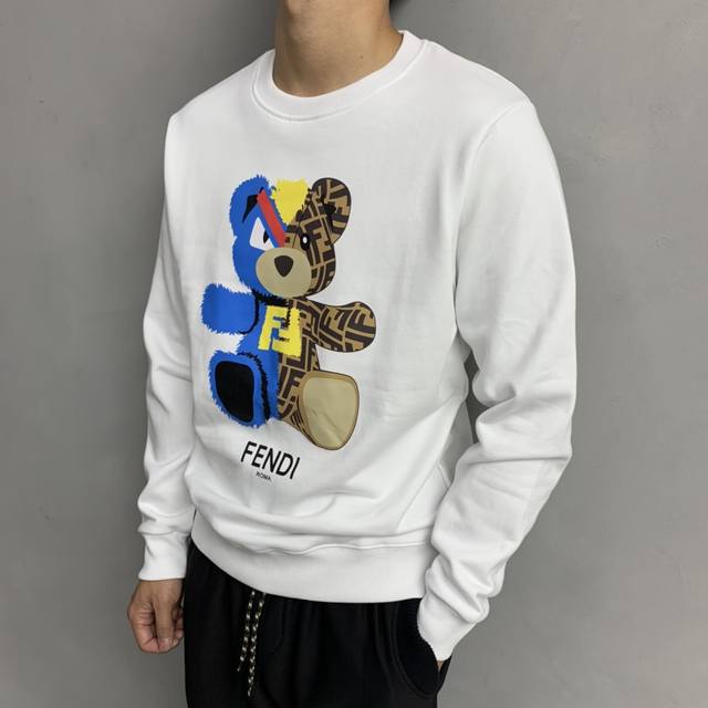 Fendi 芬迪 24Ss新款潮流经典卫衣，精致裁剪，高品质工艺！采用定织定染纯棉面料420克左右纯棉卫衣面料！图案进口数码印花工艺，耐穿耐洗久穿不变型，微阔百