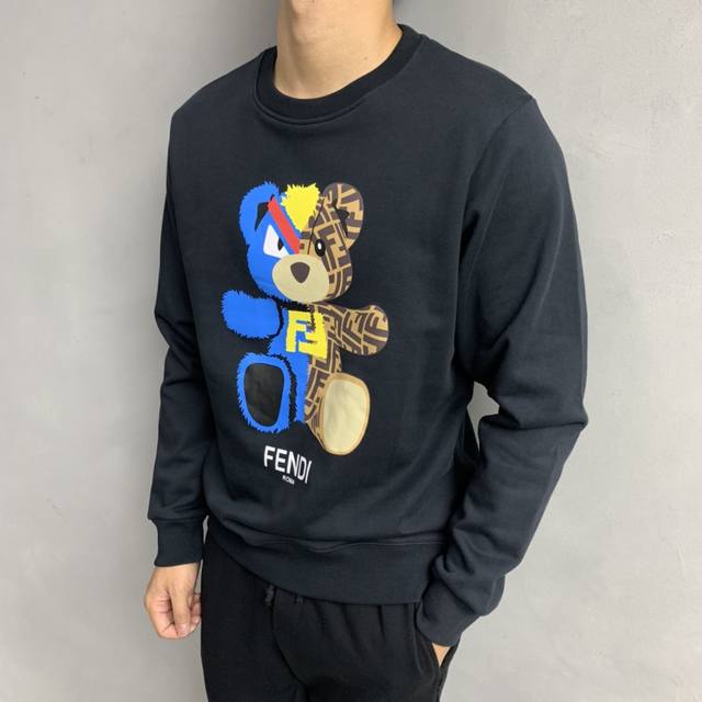 Fendi 芬迪 24Ss新款潮流经典卫衣，精致裁剪，高品质工艺！采用定织定染纯棉面料420克左右纯棉卫衣面料！图案进口数码印花工艺，耐穿耐洗久穿不变型，微阔百