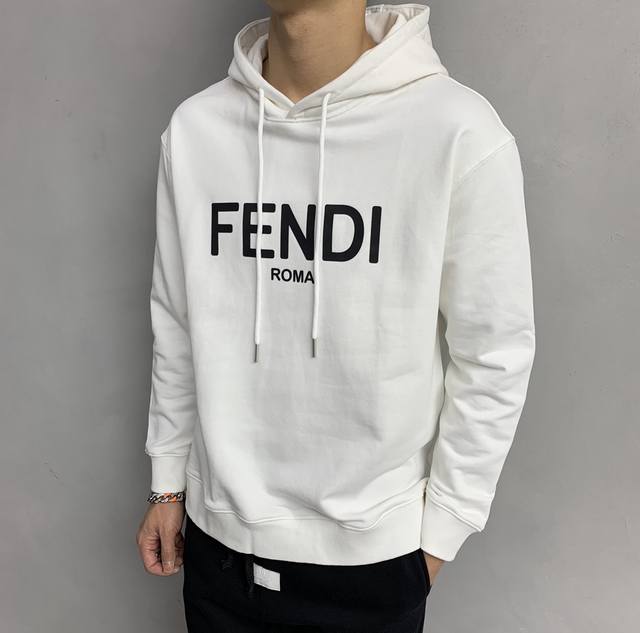 Fendi 芬迪 24Ss新款潮流经典卫衣，精致裁剪，高品质工艺！采用定织定染纯棉面料420克左右纯棉卫衣面料！图案进口数码印花工艺，耐穿耐洗久穿不变型，微阔百