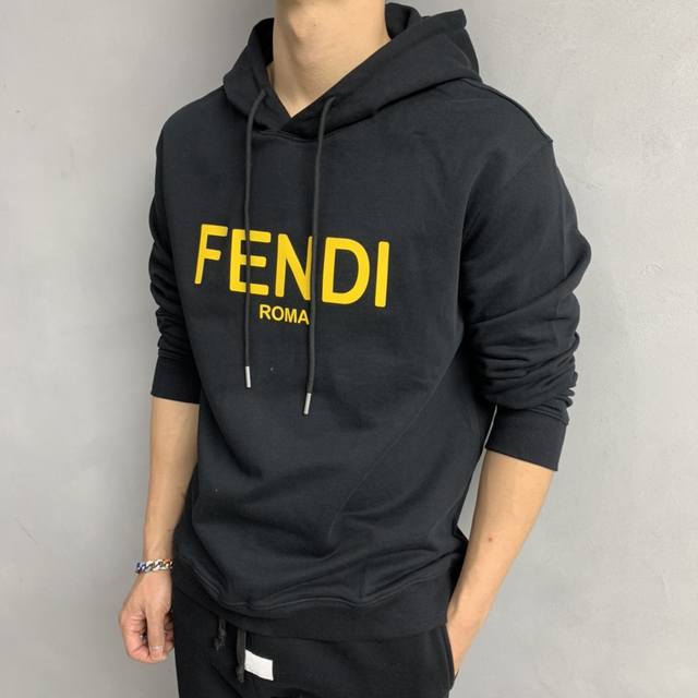 Fendi 芬迪 24Ss新款潮流经典卫衣，精致裁剪，高品质工艺！采用定织定染纯棉面料420克左右纯棉卫衣面料！图案进口数码印花工艺，耐穿耐洗久穿不变型，微阔百