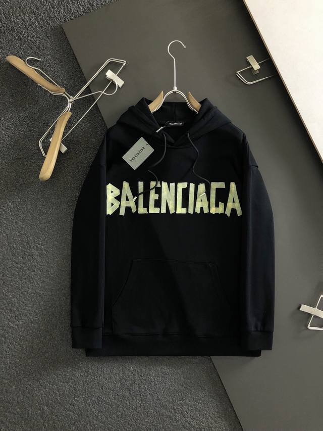 Balenciaga 巴黎世家 2024秋冬男女同款情侣款最新的贸易订单长袖卫衣，全品相！！网红款！工艺采用图案logo压胶印花工艺设计！上身舒适透气，不僵硬，