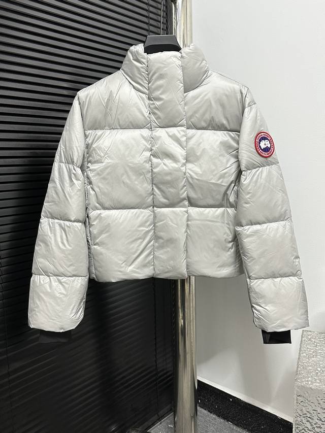 顶级版本 Canada Goose 泡芙cypress 女士短款羽绒服2256W 羽绒衣领增强了保暖性，能更有力地抵御恶劣天气 短款下摆具有内部抽绳，可随心调节