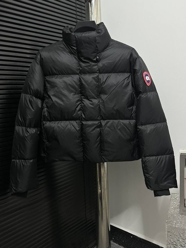 顶级版本 Canada Goose 泡芙cypress 女士短款羽绒服2256W 羽绒衣领增强了保暖性，能更有力地抵御恶劣天气 短款下摆具有内部抽绳，可随心调节