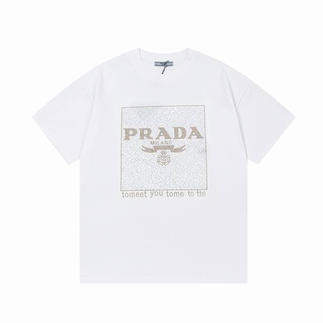 Prada 普拉达 大幅拼色字母三角标烫钻 升级，灵感源自八十年代复古 原版面料 官方同款 短袖t恤 定制 310克 同缸染面料 手感非常舒服 春夏最新砖柜同步