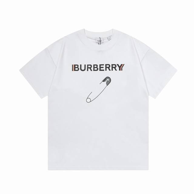 高版本 Burberry 巴宝莉 2025新款 定制310G双纱纯棉面料 数码喷印别针字母logo 男女同款 短袖t恤 颜色：黑色 尺码：S-Xl