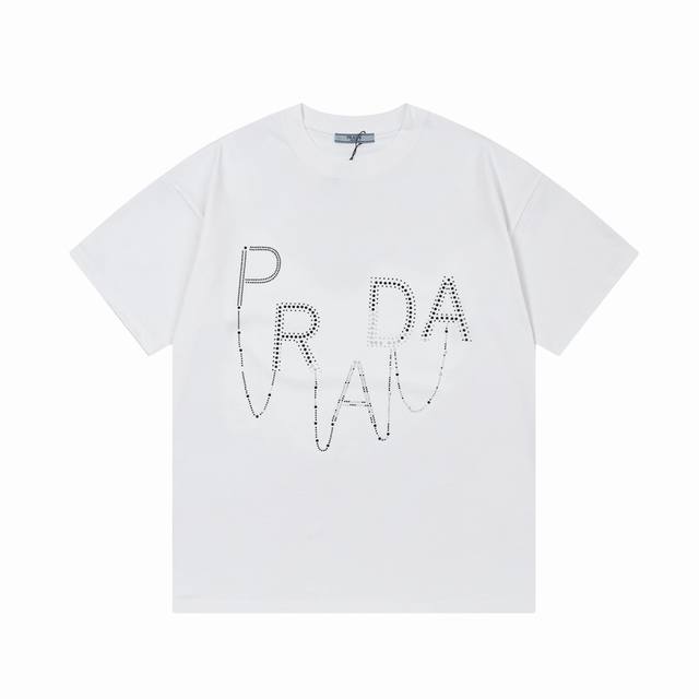 高版本 Prada 普拉达 2025新款 定制310G双纱纯棉面料 立体烫珠字母logo 男女同款 短袖t恤 颜色：白色 尺码：S-Xl