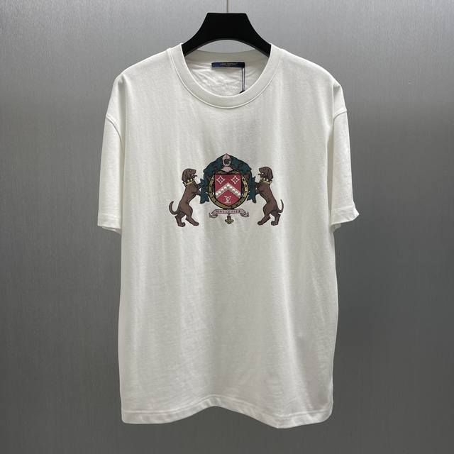 Lu 威斯敏斯特遛狗t恤 Size : S-Xl 本款棉质t恤向威斯敏斯特遛狗一族采撷灵感，为正面谐趣wdog 徽章图案点缀刺绣和珠饰，并以醒目纱线刺绣后部的手