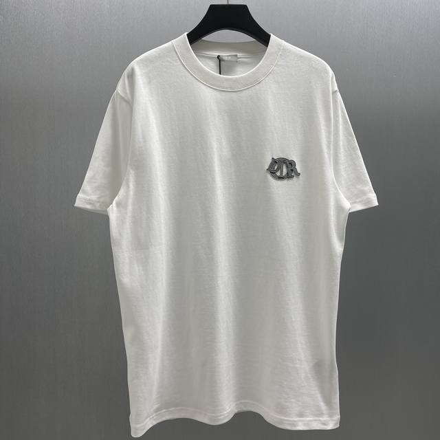 Cd 补丁logo标志t Size : S-Xl 这款 Dior Charm T 恤以图案设计重新演绎经典的 Dior标志。采用米色棉质平纹针织面料精心制作，宽