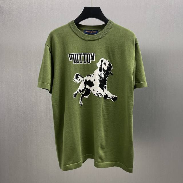 Lu 萌犬嵌花提花针织绿t Size : S-Xl 本款短袖圆领衫取材优质棉料，以撞色嵌花描绘灵动猎犬图案。 品牌标识分饰前后，为爱犬人士的日常着装注入盎然新意