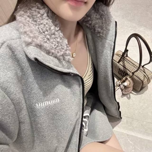 顶级品质 款号：M5811# Miumiu 缪缪 秋冬新款字母刺绣羊毛翻领摇粒太空绒羽绒服夹克外套 Miumiu 缪缪 秋冬新款羊毛翻领摇粒太空绒情侣基础百搭羽