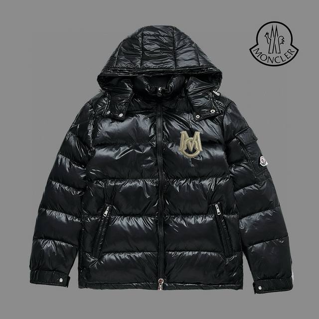 Moncler 蒙口玛雅羽绒服：颜色 米白，黑色 尺码：M. L. Xl. Xxl.3Xl 羽绒：采用新欧标90纯白鹅绒填充，蓬松度高，回弹性好，不跑绒，透绒，