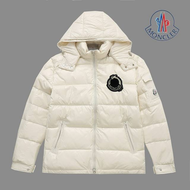 Moncler 蒙口玛雅羽绒服：颜色 米白，黑色 尺码：M. L. Xl. Xxl.3Xl 羽绒：采用新欧标90纯白鹅绒填充，蓬松度高，回弹性好，不跑绒，透绒，